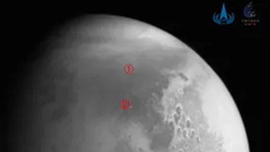 A Chinese spacecraft, more than two-million kilometres away from Mars, has beamed back its first photos of the planet. 