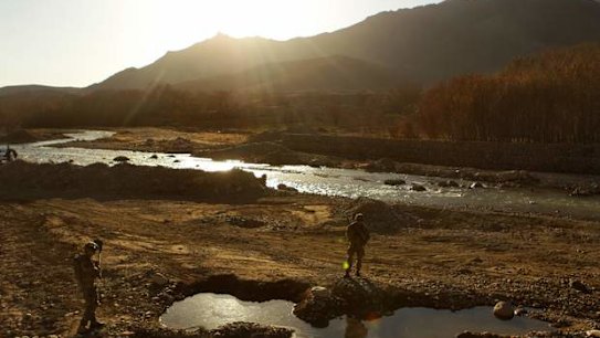Australian soldiers patrol and search the river bed near the Puza Bridge for IED's after an insurgent was arrested the night before with explosive matieral at this location. Dai Roshan Area in Uruzgan Province, Afghanistan.