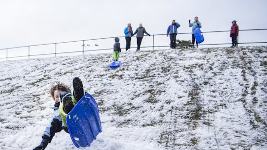 WEATHER: Snow falls in the Blue Mountains at Blackheath Oval. 4th June 2019, Photo: Wolter Peeters, The Sydney Morning Herald.
