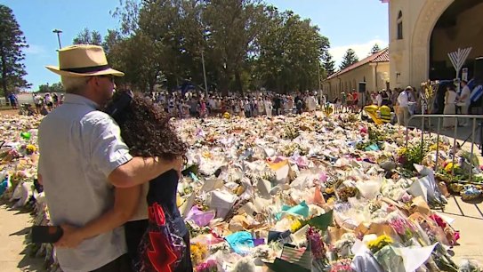 Some of Australia’s biggest sporting legends have jointly called for a royal commission into the Bondi terror attack.