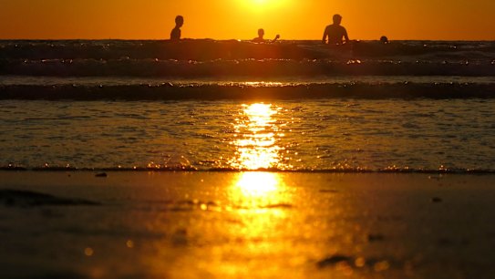 Temperatures will soar above 35 degrees on Monday and Tuesday.