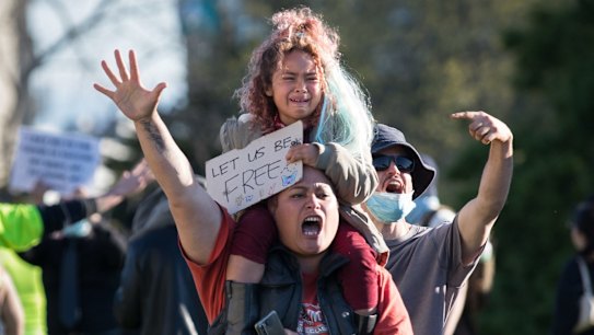 Thousands of people angry about vaccinations and Lockdowns shut down parts of the city and descended on the Shrine of Remembrance before being forced out by riot police. 