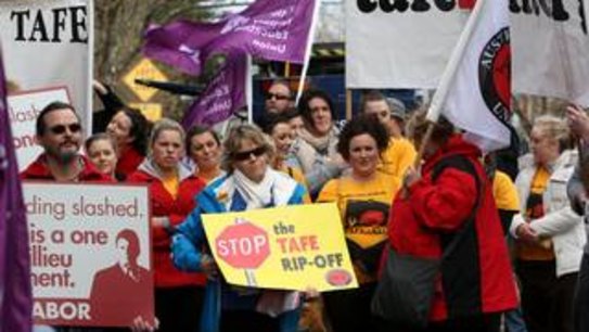 Labor eyes huge rise in TAFE enrolment through 'once-in-a-generation' inquiry
