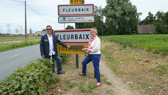 Victor Offe's grandchildren, Paul Fullston and Victoria Petho, return their grandfather's "Fleurbaix" sign to the Western Front, 100 years on.