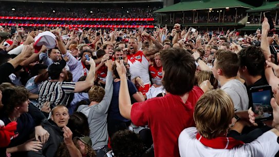 SYDNEY, AUSTRALIA - MARCH 25: Lance Franklin of the Swans celebrates kicking his 1000th goal during the 2022 AFL Round 02 match between the Sydney Swans and the Geelong Cats at the Sydney Cricket Ground on March 25, 2022 In Sydney, Australia. (Photo by Michael Willson/AFL Photos via Getty Images)