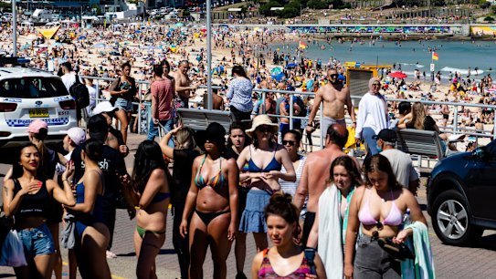 People enjoying the long weekend at Bondi Beach, the carpark busy but not closed. Coastal councils are considering restrictions on car parking near popular beaches to limit the number of visitors from far afield and preserve their beaches for locals amid concerns about overcrowding as summer approaches.
4th Oct 2020. Photo: Edwina Pickles / SMH