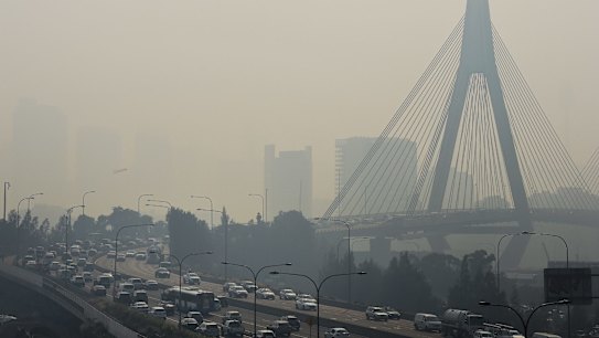 The view of the Anzac Bridge and traffic heading towards Sydneyâs CBD clouded in a smoke haze. 21st November, 2019. Photo: Kate Geraghty/SMH