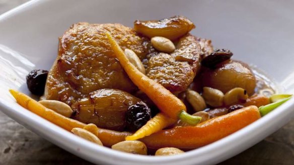 Agri dulce chicken with carrots and almonds.