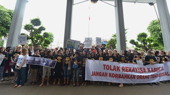 Parents hold a peaceful rally to support Canadian teacher Neil Bantleman and co-accused Indonesian teaching assistant Ferdinand Tjiong at the South Jakarta Court.