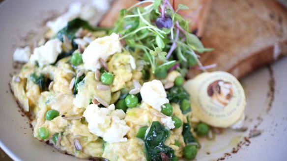 The green scrambled eggs with spinach, peas and shallot.