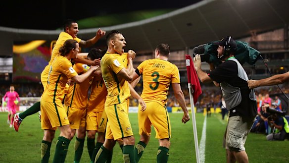 SYDNEY, AUSTRALIA - MARCH 28: Mathew Leckie of the Socceroos celebrates with team mates after scoring the second goal during the 2018 FIFA World Cup Qualifier match between the Australian Socceroos and United Arab Emirates at Allianz Stadium on March 28, 2017 in Sydney, Australia. (Photo by Matt King/Getty Images)