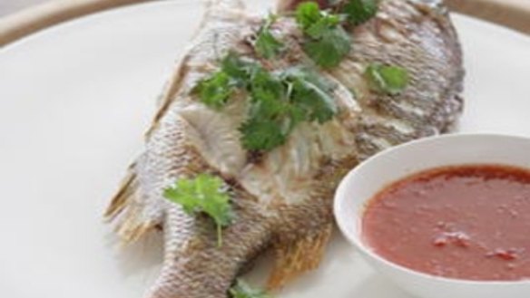 Grilled fish with garlic and chilli sauce