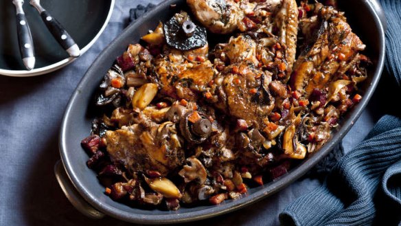 Braised chicken with white wine and mushrooms.