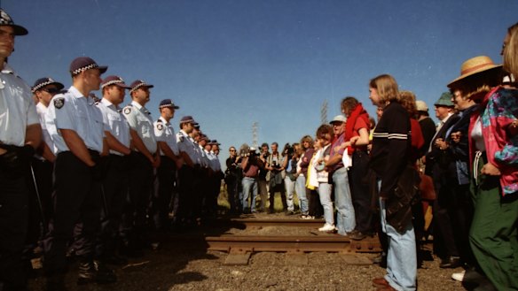 Police and picketers line up against each other at Swanson Dock, Melbourne. April 18, 1998.