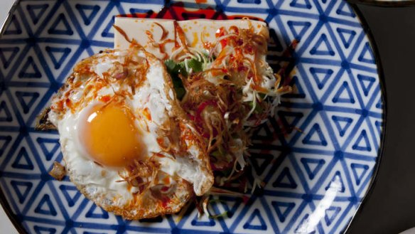 Chilled tofu with fried egg and chilli.