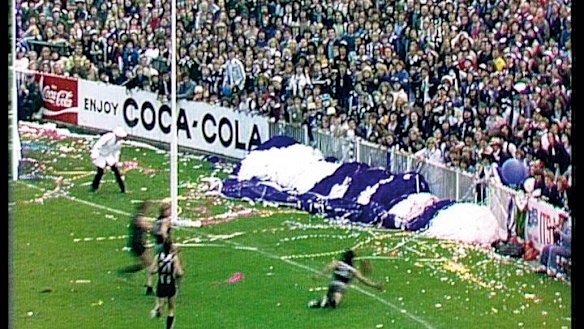 In or out? Wayne Harmes tapped the ball to Ken Sheldon in the 1979 grand final.