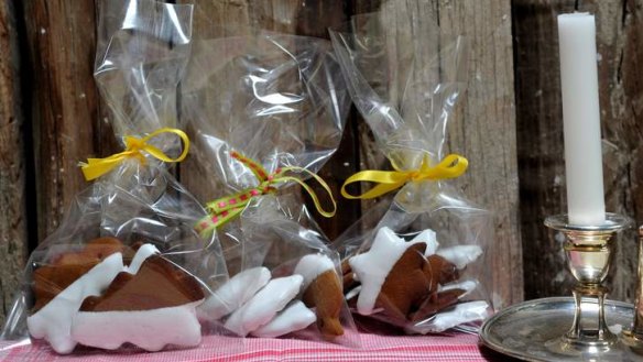 It's a snap ... Robbie Howard's gift-wrapped gingerbread stars and ducks.