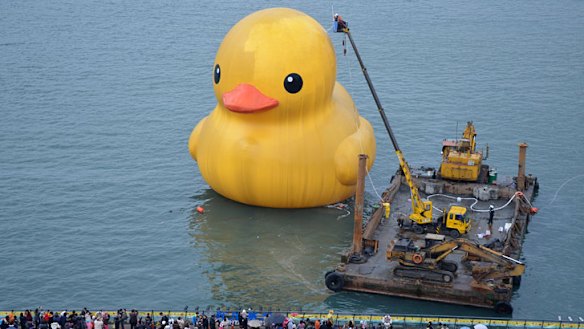 Giant rubber duck explodes in Taiwan