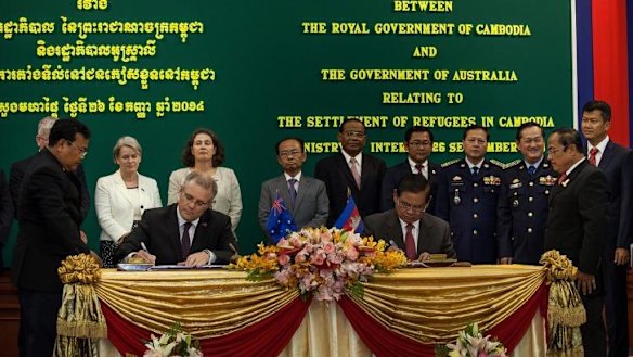 Immigration Minister Scott Morrison and Cambodian Interior Minister Sar Kheng sign the agreement. 