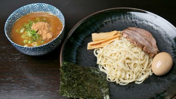 Curry tsukemen with the noodles served cold, separately.