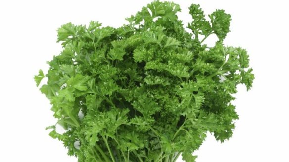 The average bunch of parsley contains 12 stems, weighs 55 grams and contains just over two cups of sprigs.