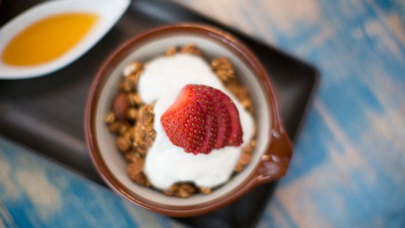 The granola with yoghurt, honey and strawberries.