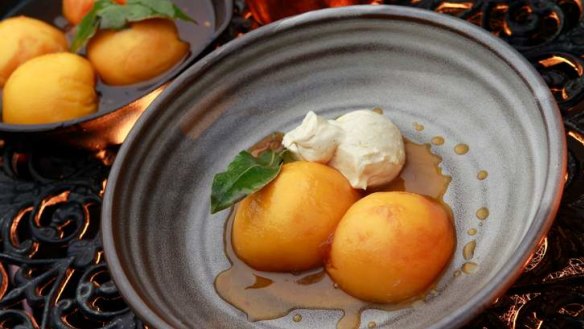 Simple and delicious ... Roast peaches in caramel with mascarpone mousse.