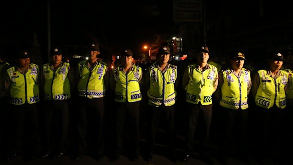 Indonesian police block the street near the entrance of Kerobokan Prison before the transfer of Myuran Sukumaran and Andrew Chan.