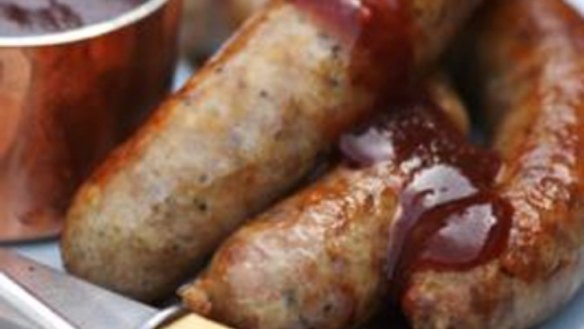 Barbecued sausages with chunky tomato relish
