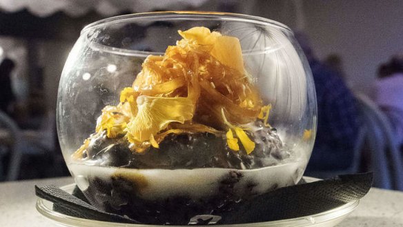 Black sticky rice and mango.