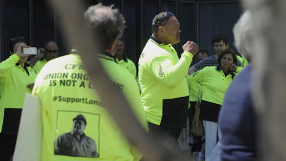 CFMEU organiser John Lomax addressing his supporters before entering the ACT Magistrates Court.