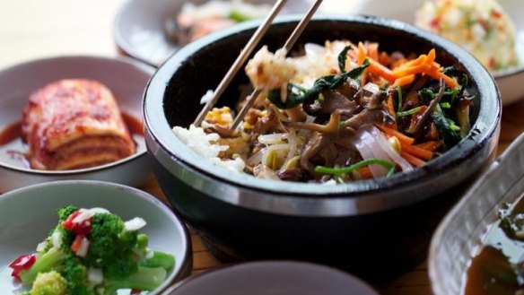 A Korean eatery is offering a free meal to beautiful patrons.