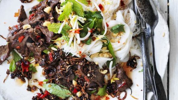 Salad of sauteed beef with cold rice noodles.