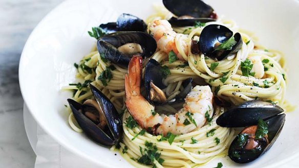 Spaghetti with mussels, prawns and chilli.