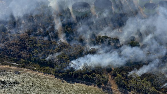Victoria Bushfires: Two homes lost in Crib Point as firefighters ...
