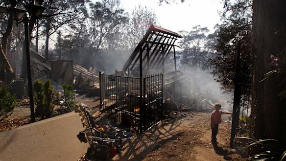 "They are supposed to have site-specific fire management plans..." 5yo Lyndon Dunlop at the gate of his grandparents home, Buena Vista Rd Winmalee. October 18, 2013.