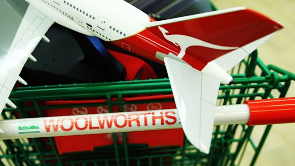 Woolworths is scrapping Qantas frequent flyer points in favour of cash back on grocery and liquor bills.