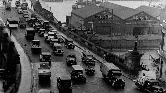 Traffic on Pyrmont Bridge in 1935.