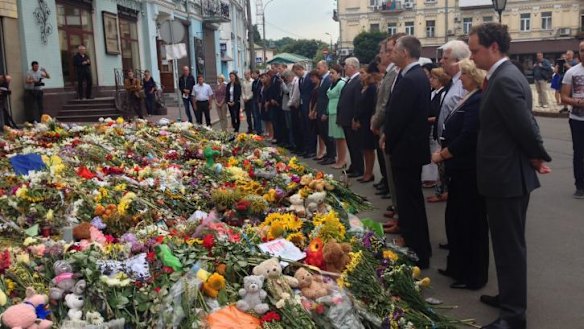 They stayed motionless for five minutes.