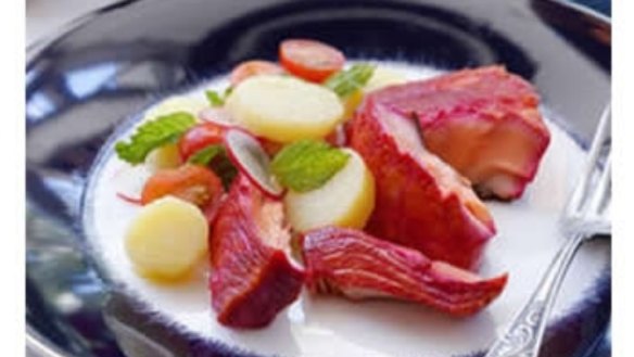 Beetroot salmon with warm potato, tomato and mint