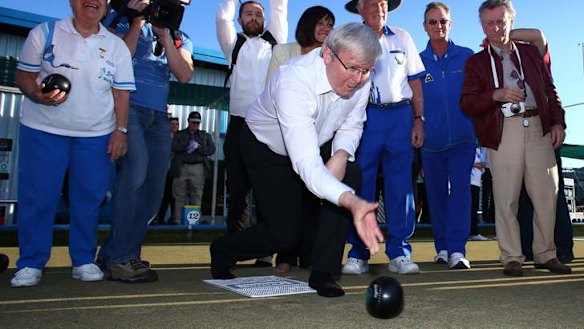 Prime Minister Kevin Rudd visits the Condong Bowling Club in Tweed Heads, NSW, on Monday.