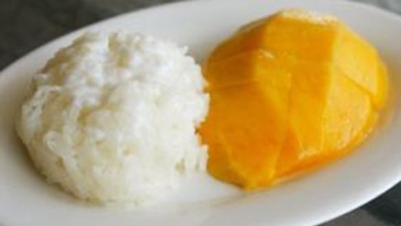 Sticky rice with mangoes