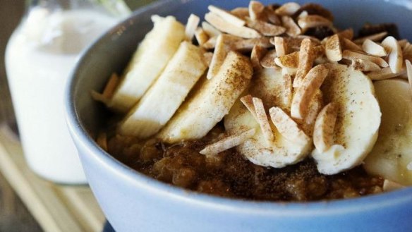 Porridge with Turkish apricots and dates.