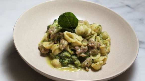 Orecchiette con broccoli e salsicce.