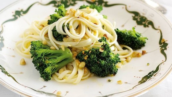 Simple vegetarian and quick Linguine with broccoli, lemon and pinenuts.