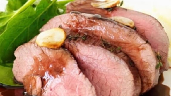Barbecued lamb in red wine and garlic marinade