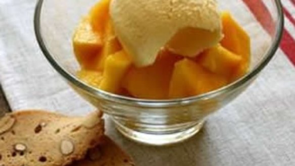 Mangoes with white chocolate mousse and almond bread