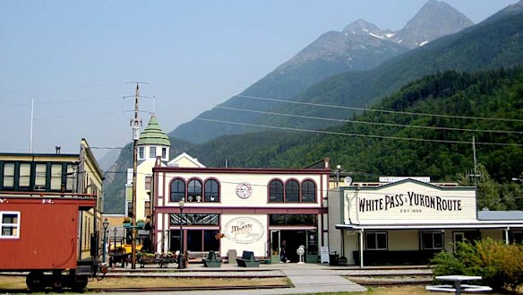 Skagway markets itself as a place where 'the sounds of bar-room pianos and boomtown crowds ring out in the night'.
