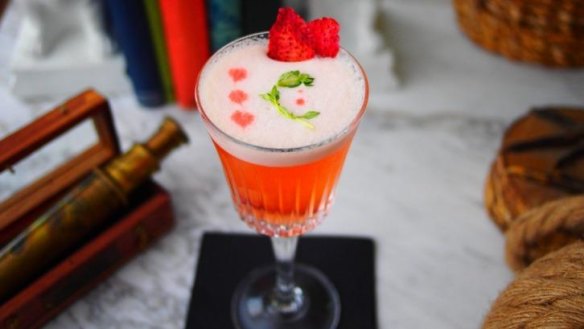 The Eton Fizz cocktail is a play on the famous dessert.