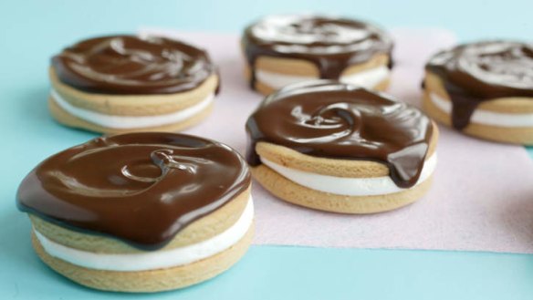 Wagon wheel inspired marshmallow biscuits.